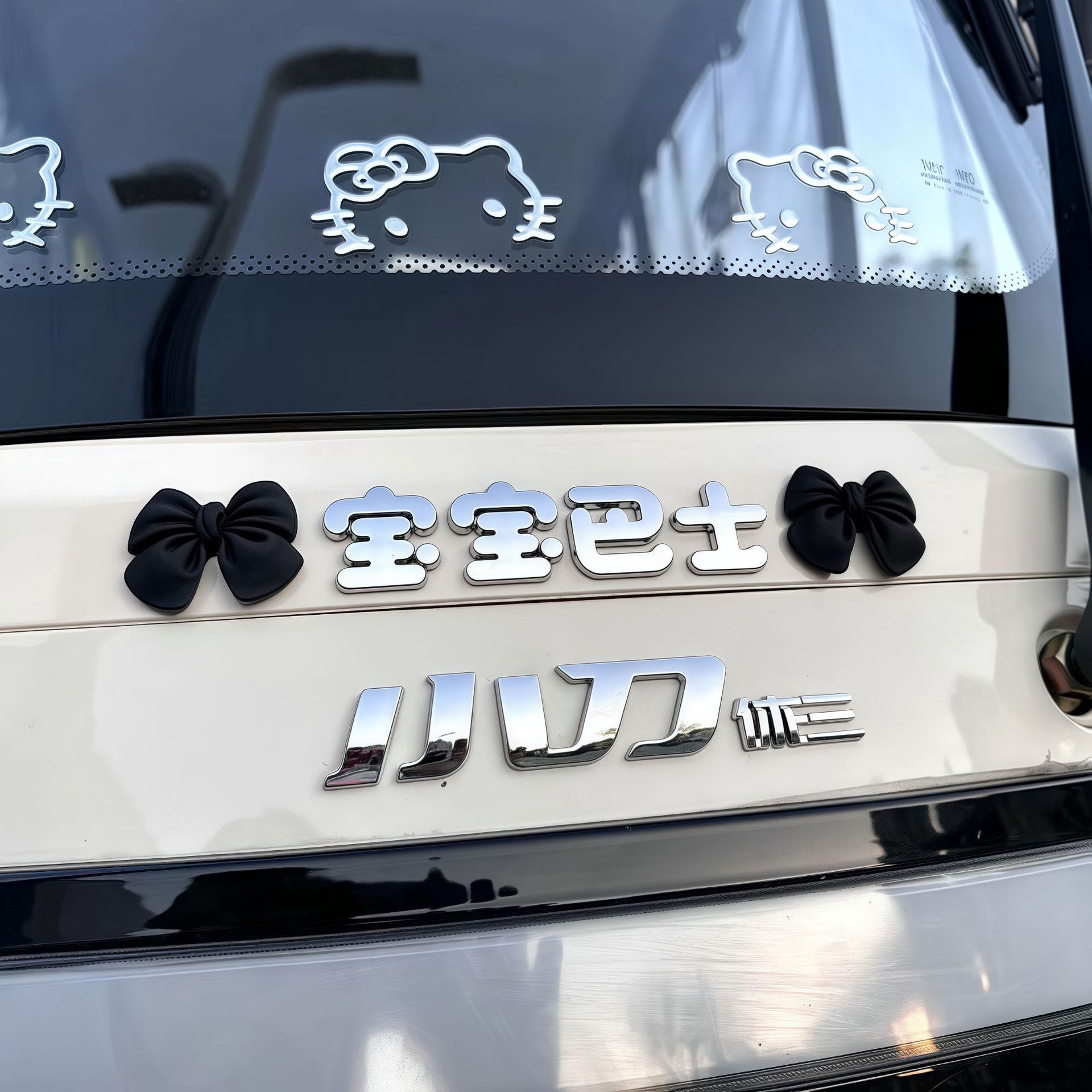 Baby bus (silver) + 2 black resin bows