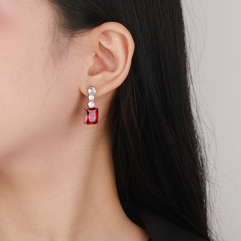 2024 Nueva joyería Zhuang Shengsheng, fondo de cobre, imitación de oro, tesoro de color, temperamento de corindón, pendientes simples, piedra principal femenina 10*12