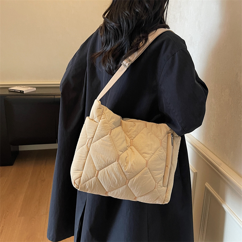 跨境新款柔软菱格棉服包包女包秋冬款简约大容量托特包泡芙斜挎包|undefined