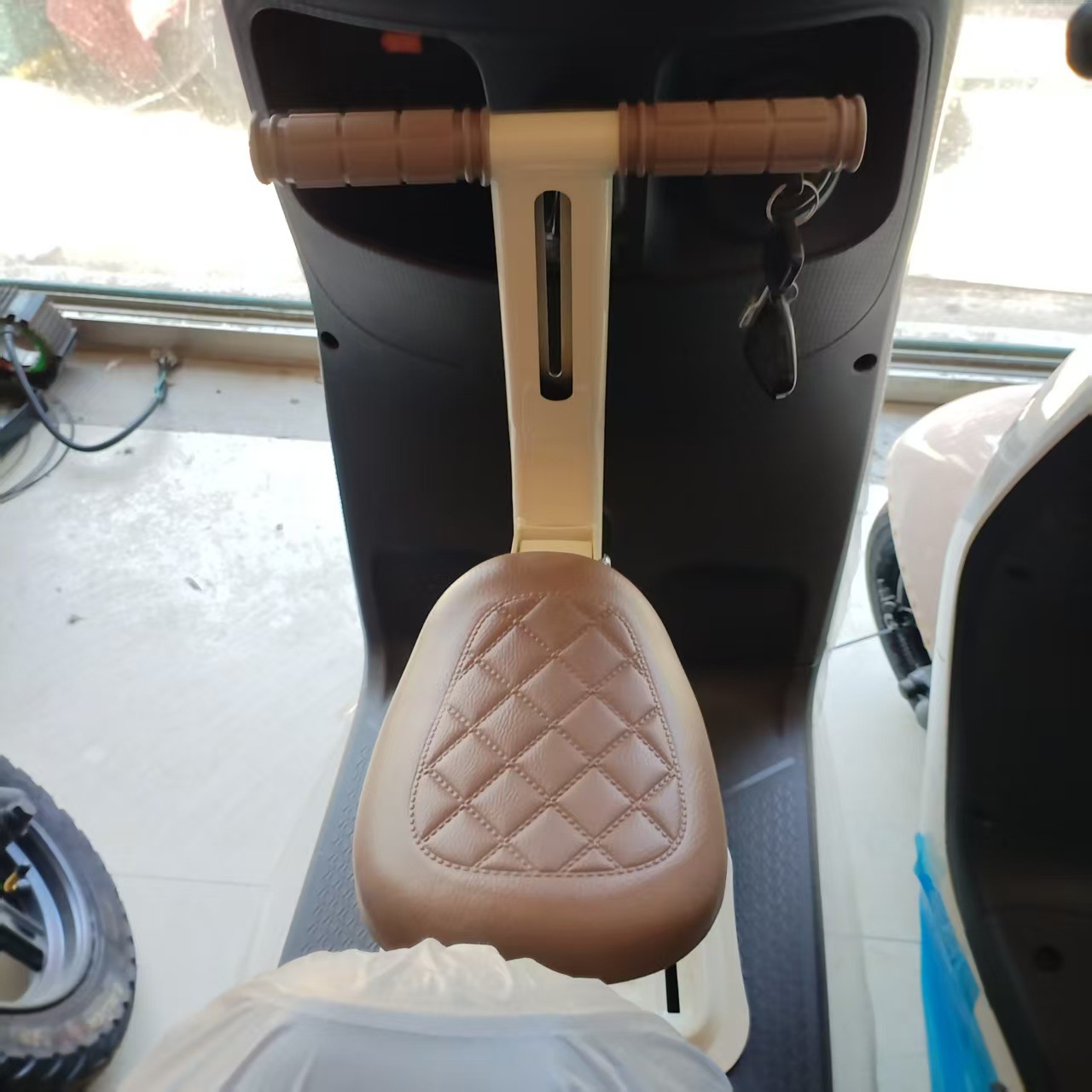 Manufacturer wholesale electric vehicle front-mounted child seat, foldable child baby electric motorcycle armrest stool safety seat