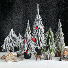 小さなクリスマスPEの雪の木の緑の木の家庭用のミニデスクトップの置物は木の祝日のパーティーの雰囲気の装飾の配置をシミュレートします。