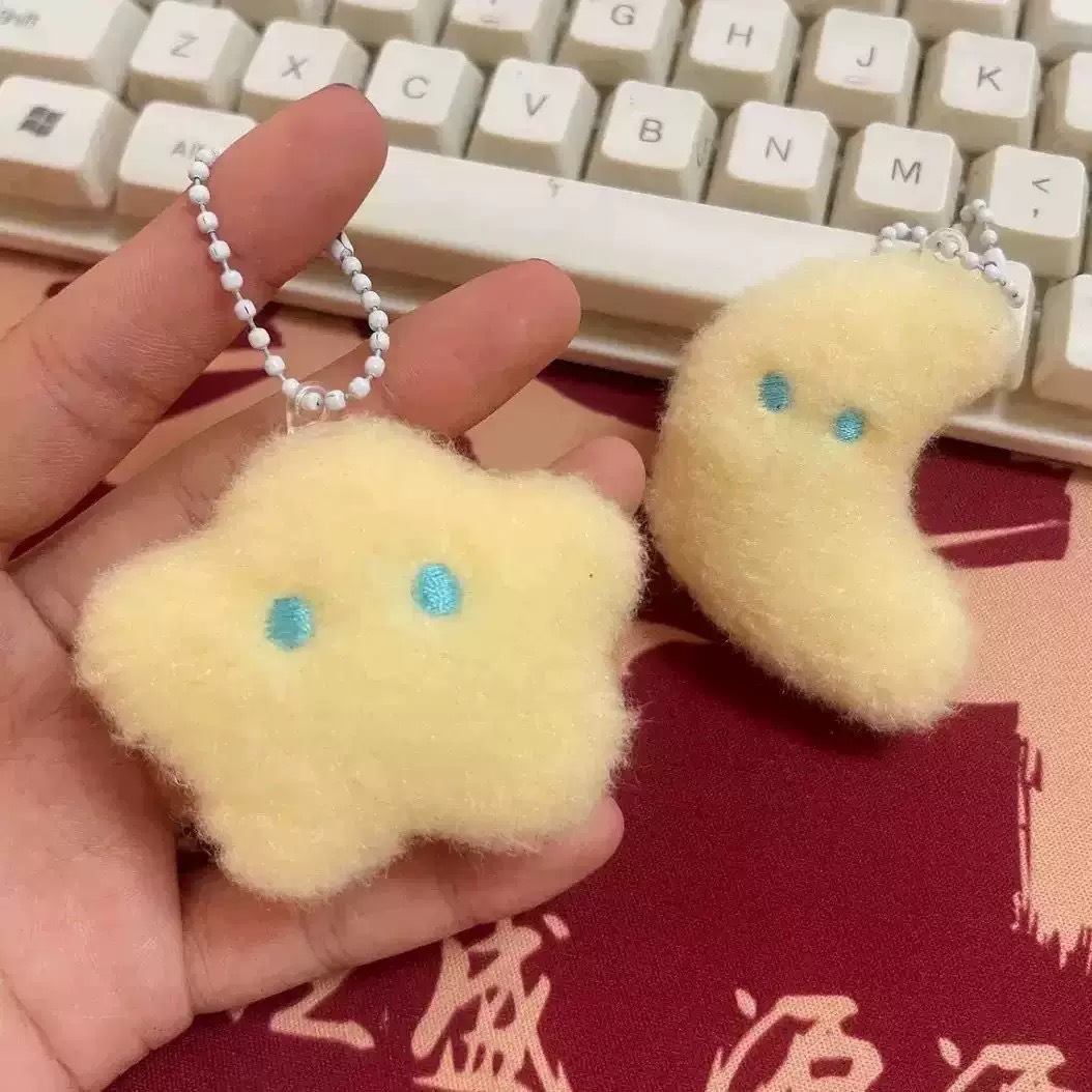 Colección de colgantes de peluche, estrellas de arce, luna de peluche, muñecas de murciélagos fantasmas, bolsas de conejos, nuevos cuervos, conejos