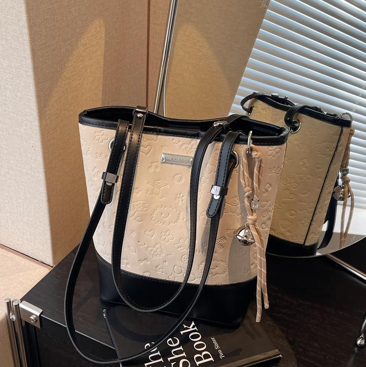 Bolso de tendencia versátil para mujeres 2025, nuevo bolso de cubo de moda casual, bolso de hombro de nicho de alta calidad