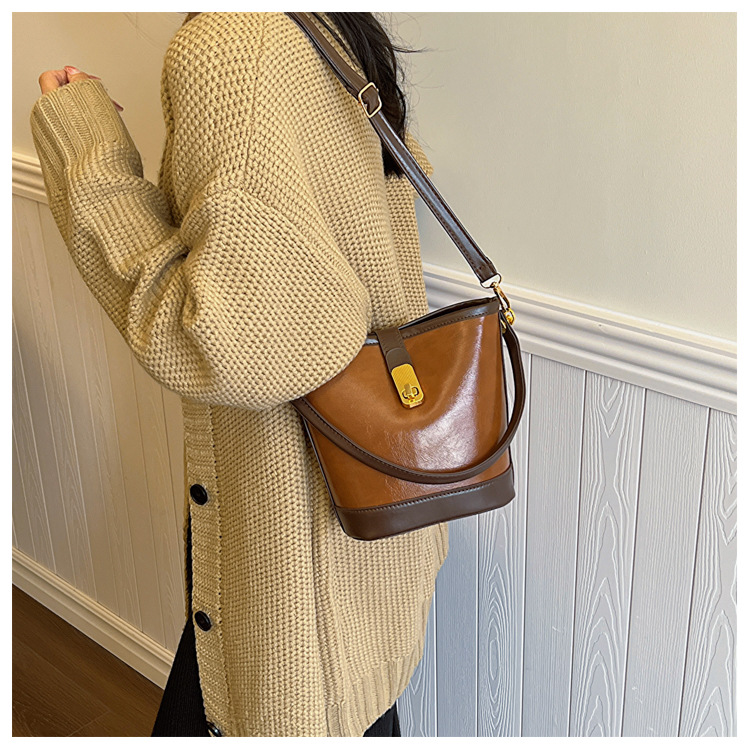 2024 New Women's Bag High End and Fashionable Handheld Bag Women's Retro and Simple Water Bucket Bag Small Cross Body Shoulder Bag_voghion.com