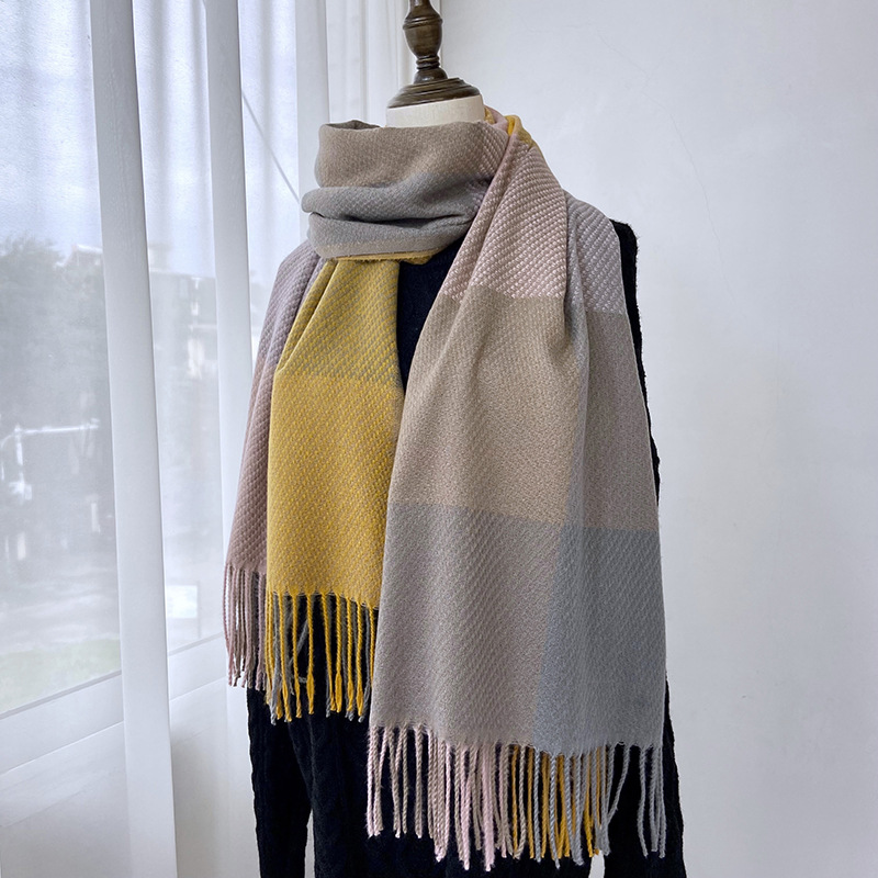 Otoño e Invierno nueva bufanda a cuadros moda femenina todo a juego Corea del Sur estudiante pareja chal Cachemira borla bufanda al por mayor