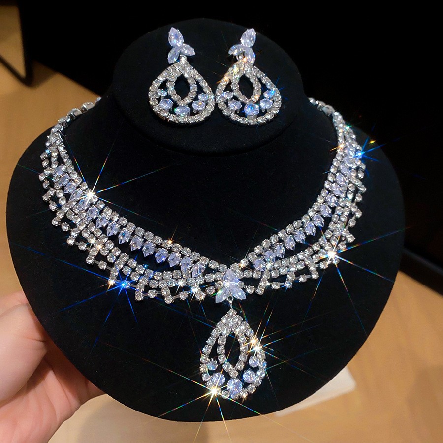 Collar de pendientes de diamantes con gotitas de agua transfronterizas europeas y americanas, colgante de moda de lujo ligero, cadena de clavícula, celebridad de Internet, joyería de alta gama, mujer