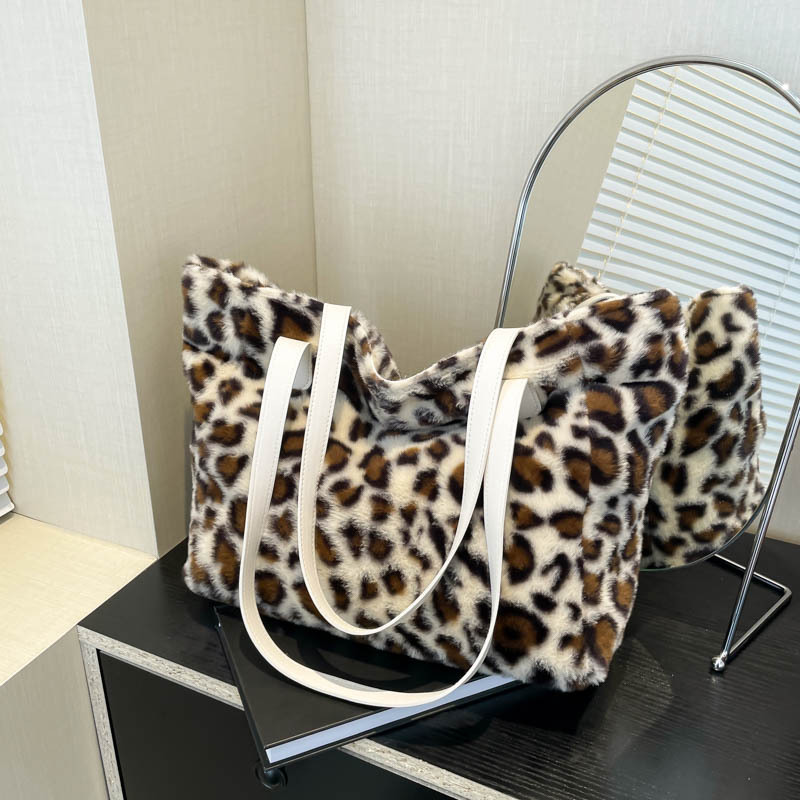 Bolsa de mano de estilo leopardo 2024 nueva tela de peluche de gran capacidad de textura brazo bolso de hombro de moda perezosa