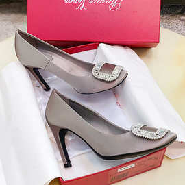 2026早春新款王漫妮同款rv高跟鞋圆头水钻方扣绸缎单鞋女工厂直销