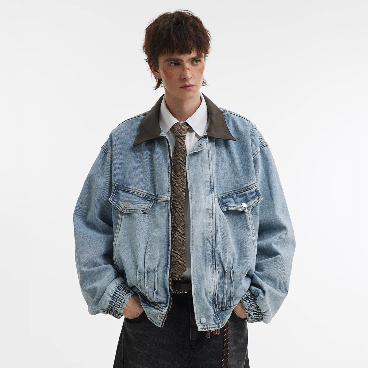 Retro Nostalgic Silhouette Denim Jacket With Street Pleat Splicing And Washed Loose Collar Jacket_voghion.com