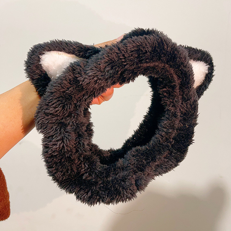 顔を洗って髪を洗って新型の少女の韓国の化粧をつけてマスクの専用のカチューシャをつけます。