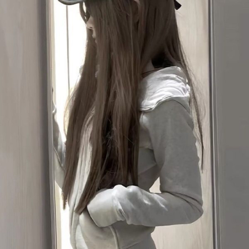 コートの女性は春と秋の短いタイプで腰を収めます。|undefined