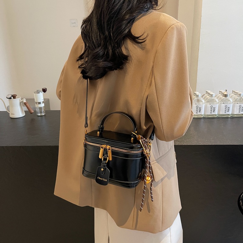 Bagos de mano de fragancia retrógrada para mujeres 2024 nuevo bolso retrógrado de estilo nicho de moda alta textura mochila