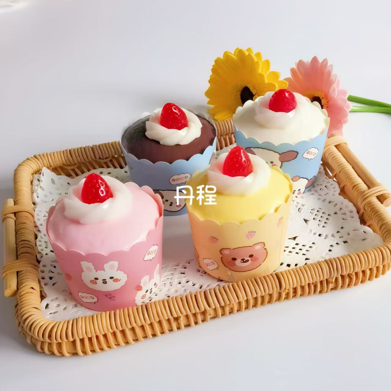 느린 리바운드의 젖은 부드러운 색상의 크림 케이크 무작위 1개