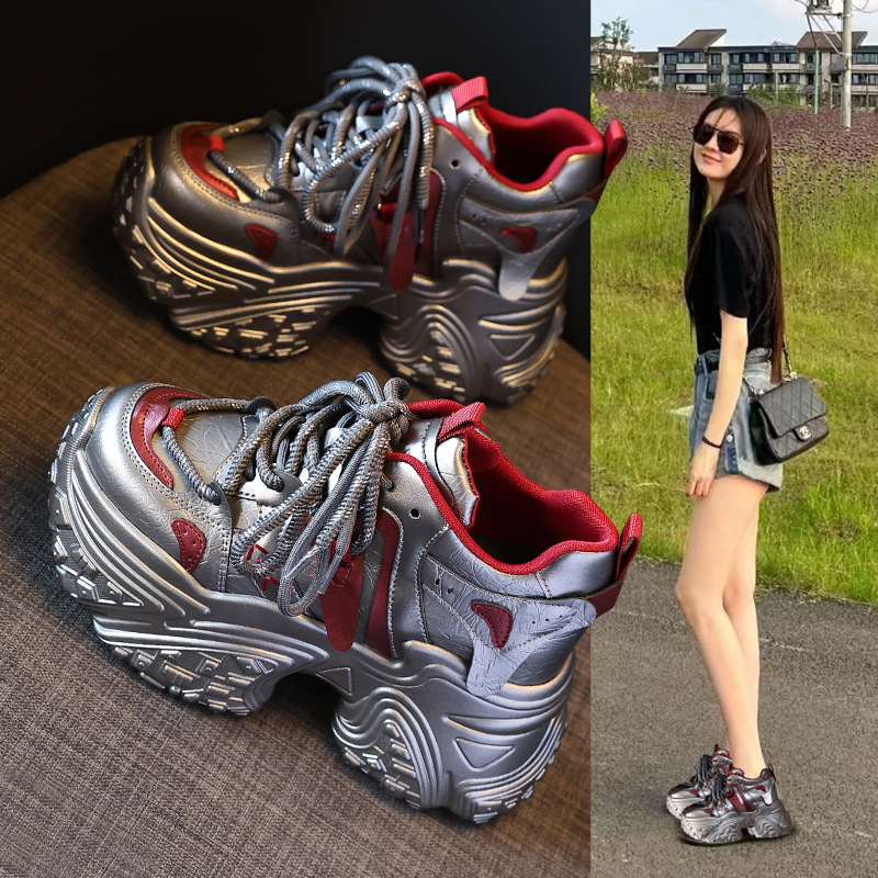 Giày sneaker nữ đế dày độn cao bên trong, phong cách thể thao thường ngày — Màu be