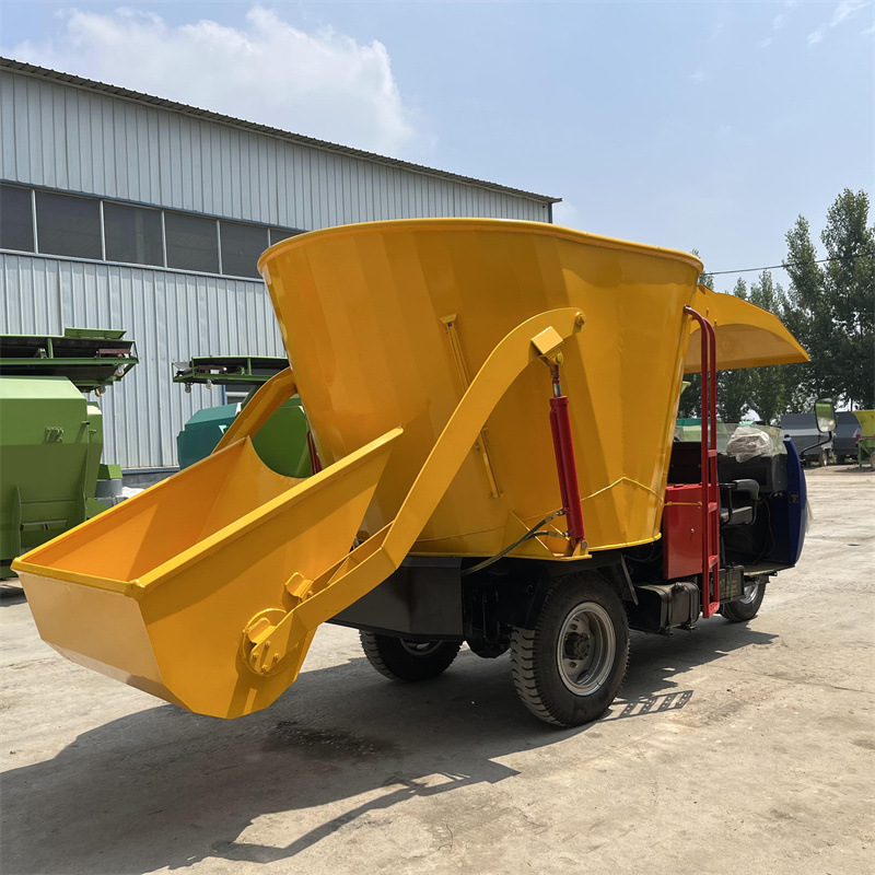 自动上草立式搅拌撒料车柴油款秸秆粉碎拌料投喂车牛羊养殖饲喂机