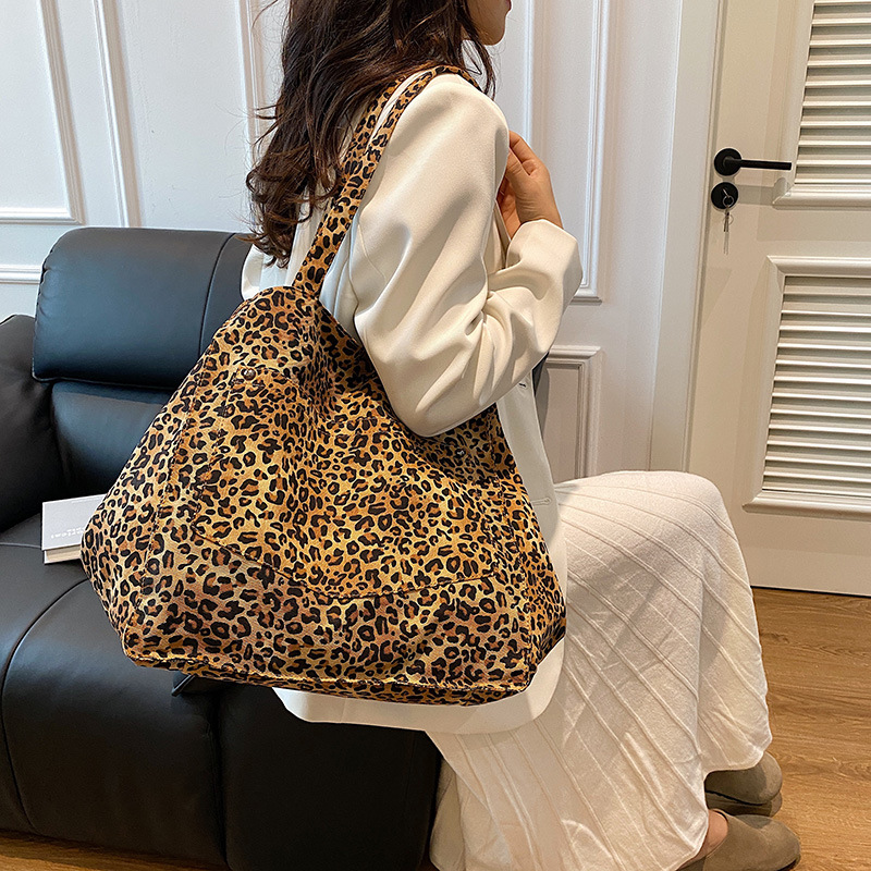 Bolso de mano de lona con estampado de leopardo de nicho Bolso de mujer Bolso de mano de moda de gran capacidad casual Bolso bandolera de estilo occidental coreano