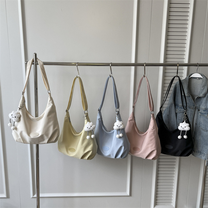 Bolsa de mujer coreana de cadena de alta capacidad debajo de la axila 2024, nuevo verano versátil de moda, bolso de hombro.