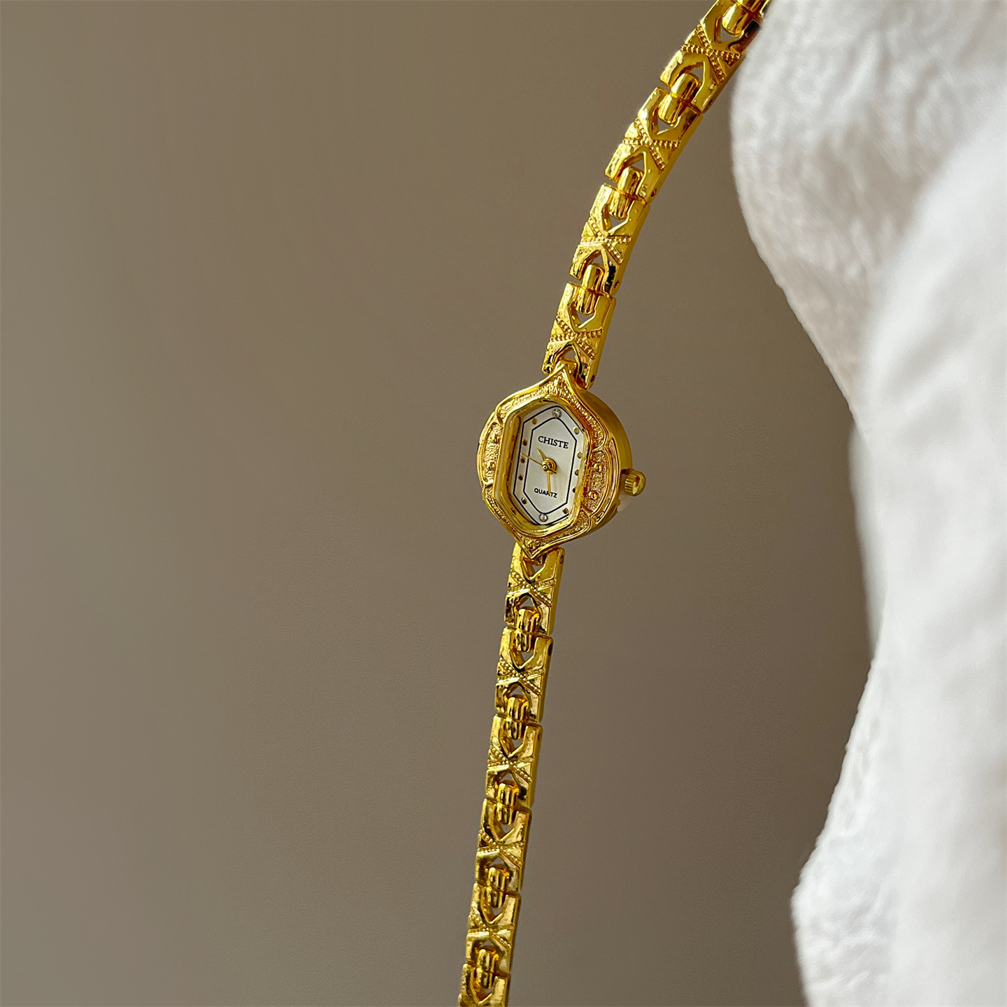 Chiste New Second-Hand Bracelet Watch for Women, Exquisite Niche Design, High-End Personalized Small Gold Watch, Cross-Border Hot Sale