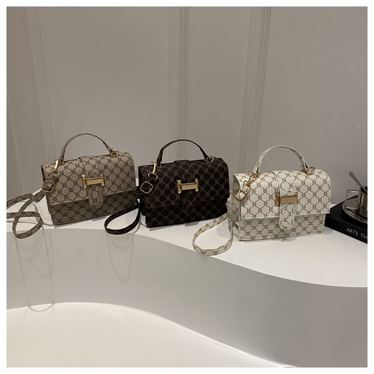 The 2024 new women's bag features a high-end texture, a niche and fashionable style, a retro and versatile small square bag, and a hand-held shoulder crossbody bag undefined