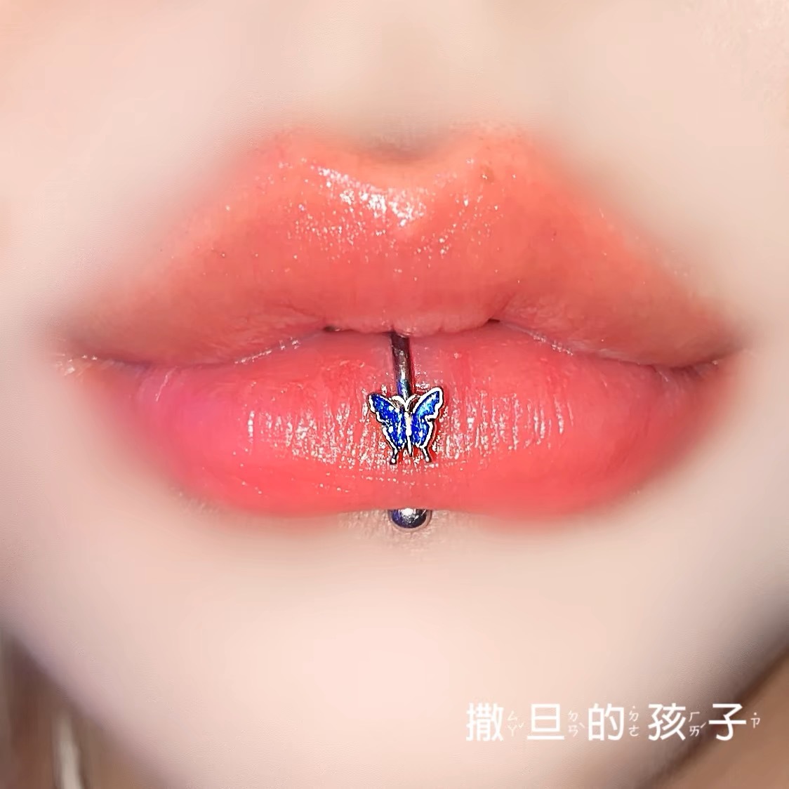 16G labret stud size and finish detail