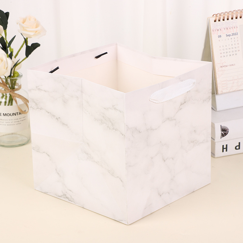 Nueva bolsa de embalaje de regalo cuadrado Bolso de papel Kraft en stock creativo de fondo ancho para hornear fábrica al por mayor bolsa de papel