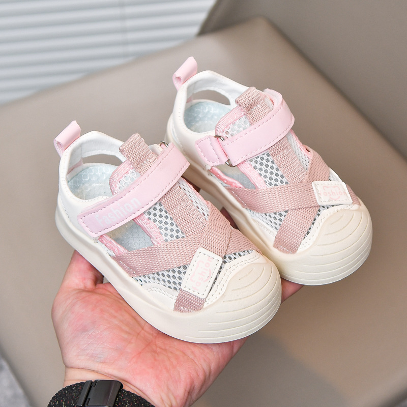 2025 zapatos de red de verano nuevas sandalias para niños de fondo suave Baotou protección para pies hombres y mujeres zapatos para bebés zapatos de marco versión coreana