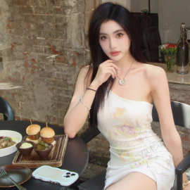 妙龄乖乖女穿搭斜肩印花白色连衣裙2024夏季新款纯欲风收腰包臀裙