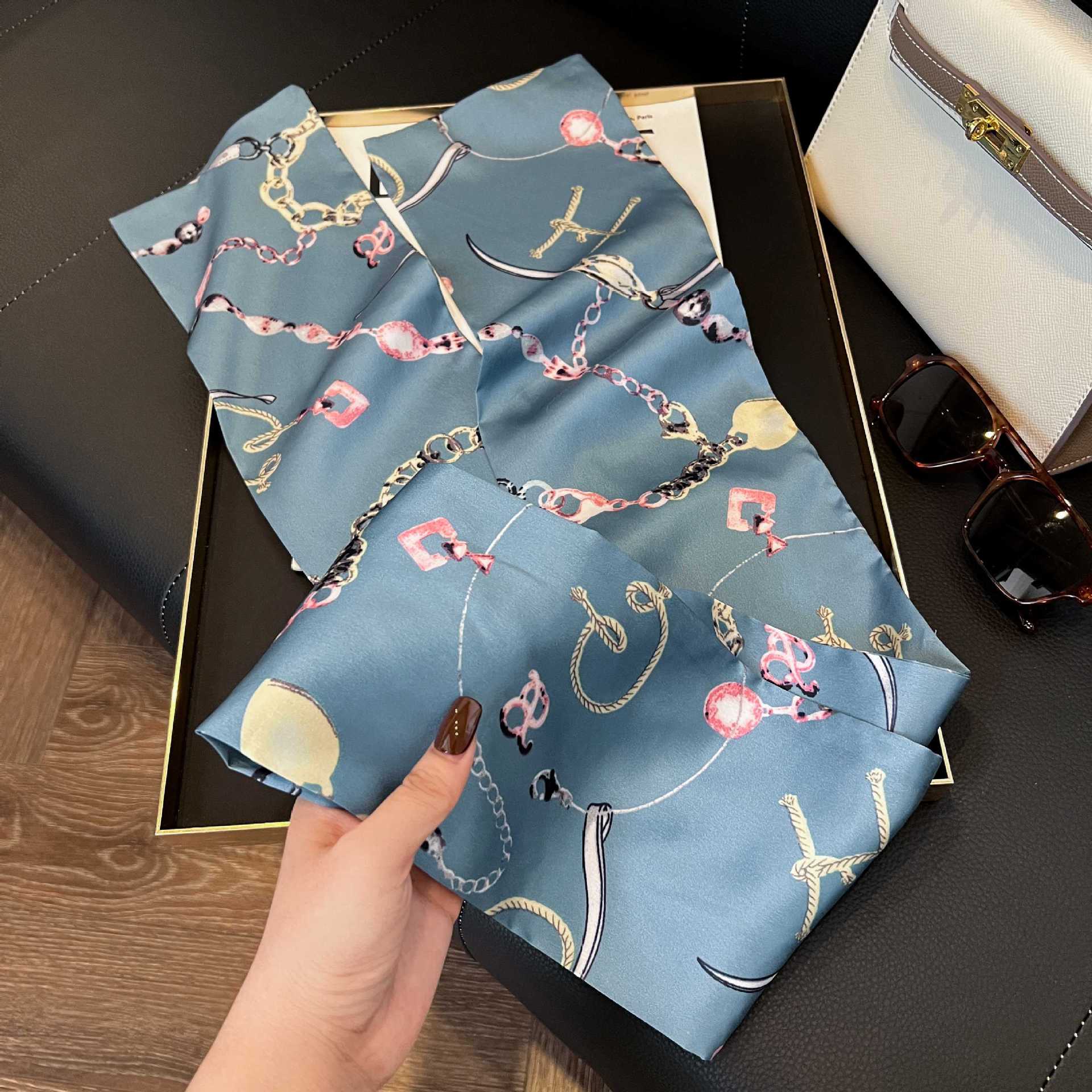 Nueva bufanda de seda pequeña banda larga estrecha para el cabello mujer estilo primavera y otoño moda madre bufanda estilo verano estilo fino serpentina bufanda al por mayor