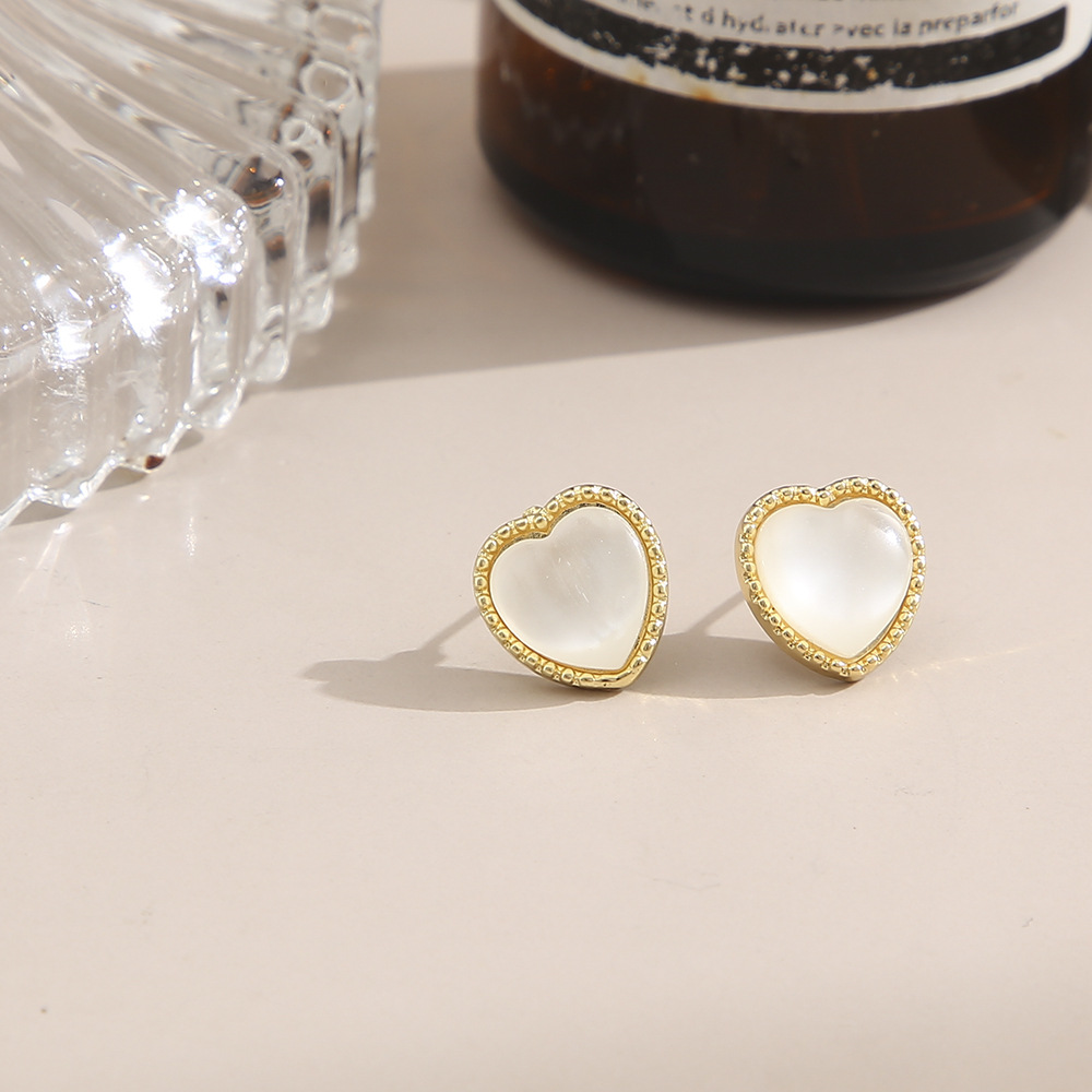 Retro Fashion Elegant White Heart Small Stud Earrings Women display picture 1