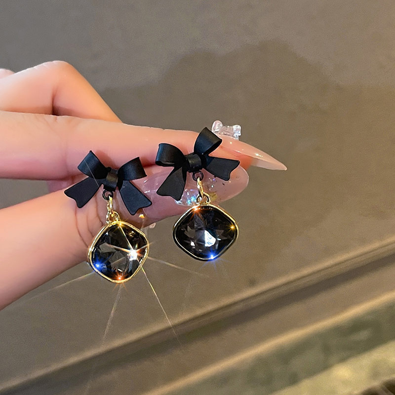 Luz de lujo de alto nivel nicho de diseño femenino sensación de aretes de bordilla temperamento perla asimetría joyería perla al por mayor