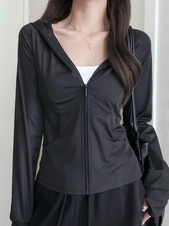 Schwarze Sonnenschutzjacke mit Kapuze für Damen, sommerlich figurnah, leichte atmungsaktive Eisseide, Outdoor-Sportjacke, UPF40+