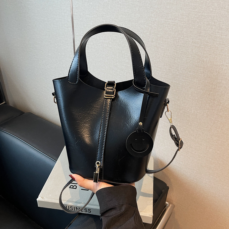 Bolso retro versátil para mujeres 2024 moda nuevo bolso de cubo de mano alta textura de transporte aéreo bolso de mochila