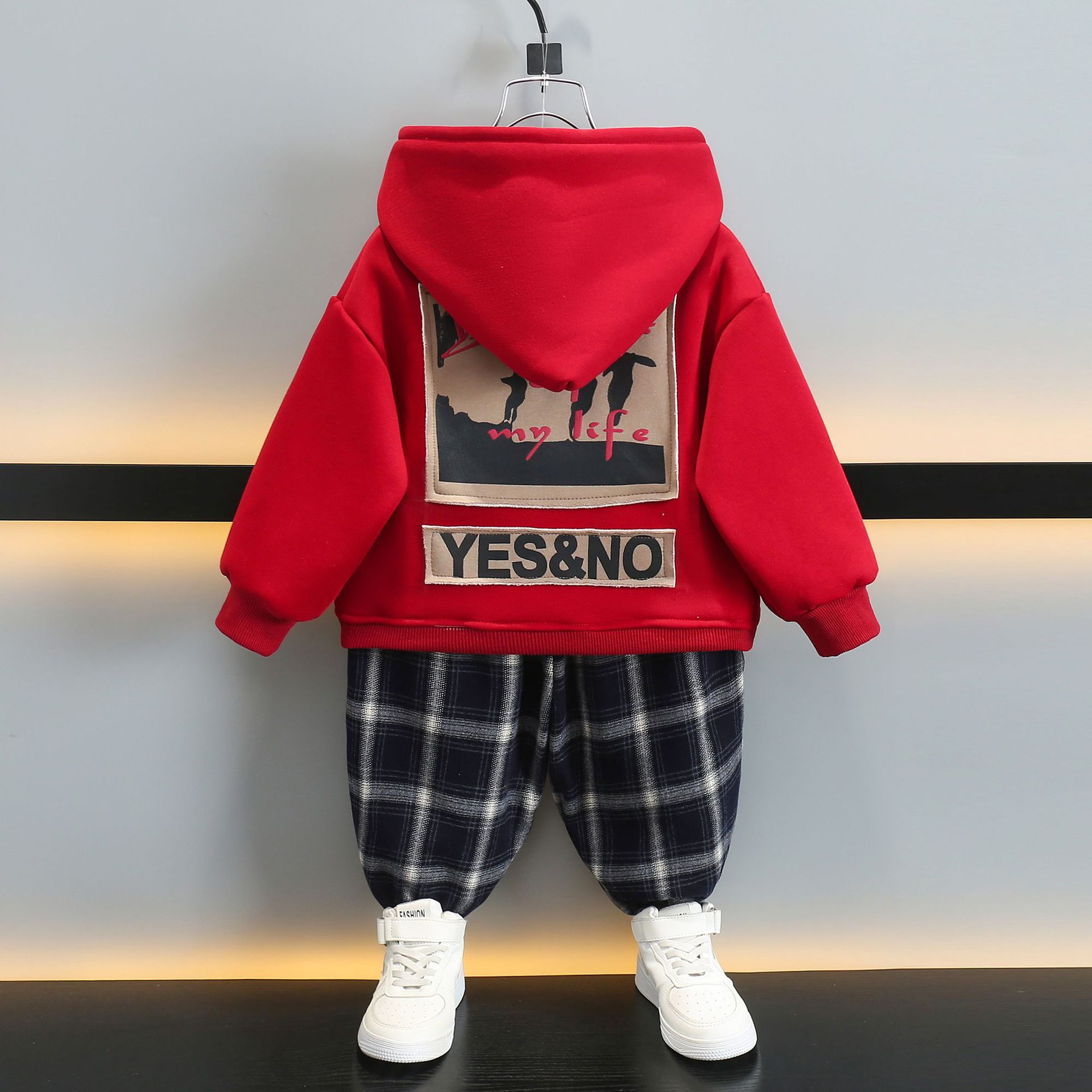 6392 ropa de otoño e invierno para niños más traje de terciopelo 2025 nueva ropa deportiva para bebés suéter grueso para niños de dos piezas