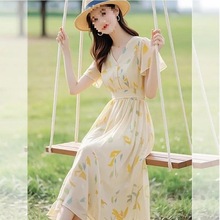 法式气质白色碎花连衣裙女2025年夏季新款高级感海边度假收腰裙子