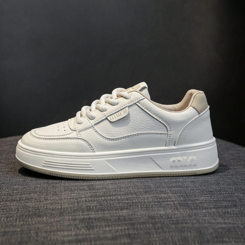 Pequeños zapatos blancos de cuero con suela gruesa aumentada ins2025 primavera nuevos zapatos deportivos casuales transpirables coreanos