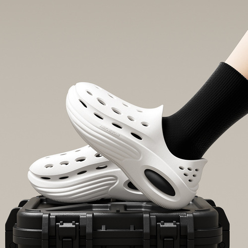 Holes shoes men's anti-slip summer 2025 new style poop feeling heightening beach shoes toe outdoor sandals men's wear 