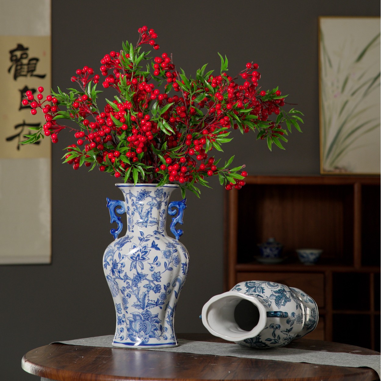Botella de cerámica de doble oreja plana Jingdezhen porcelana china hogar gran jarrón de porcelana azul retrógrado adorno de entrada en stock