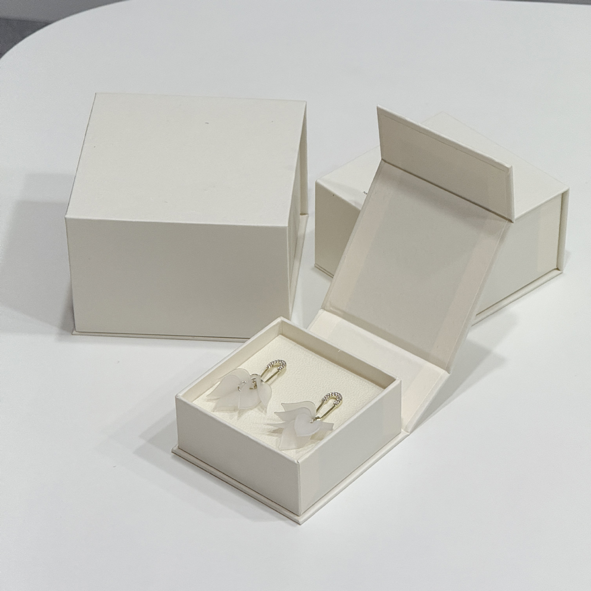 En stock INS minimalista solapa absorción magnética perfume de regalo de mano bricolaje collar de flores de anillo auriculares caja de embalaje de joyas