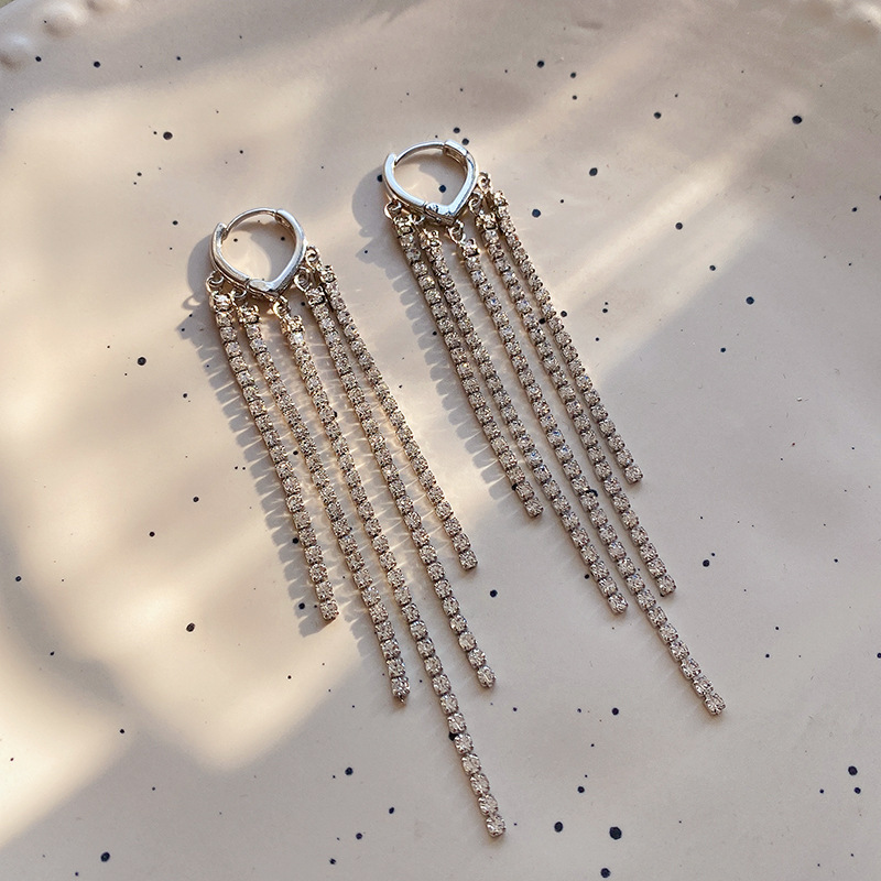 Versión coreana de los pendientes de borla de diamante flash de alta gama para mujer, lujo ligero 2024, nuevo estilo, joyería de oreja plateada larga atmosférica