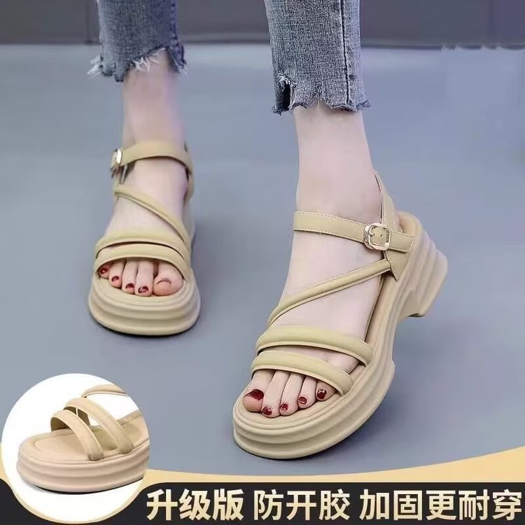 Sandalias de fondo grueso para mujeres verano 2026 nuevo estilo de ropa exterior alta sensación versátil Roma slope talón muffin hadas sandalias super caliente