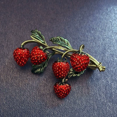 Fashion fruit sweet cute flower Strawberry Girl brooch enamel scarf buckle clothing versatile accessories (Yaxa sancaqları) - multiple-strawberry-brooch