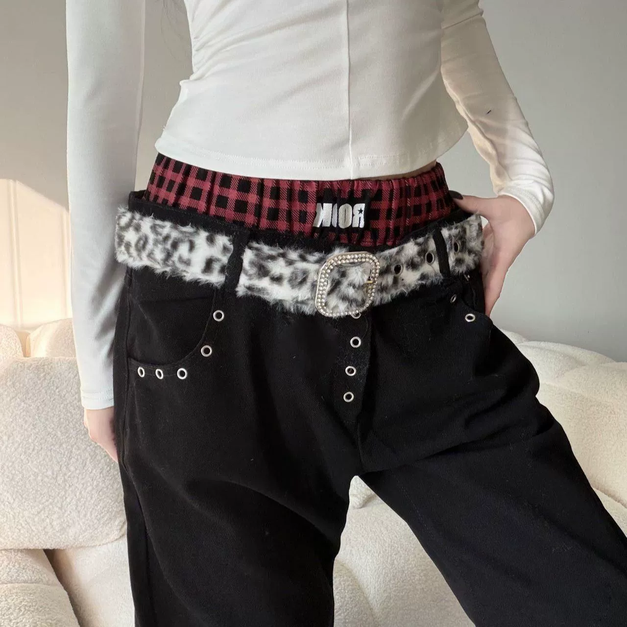 Fuchsia belt, jeans, high-quality style, 2 carat