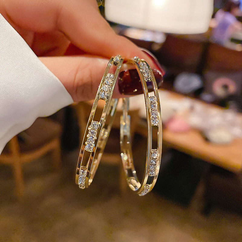 Pendientes de alta gama de lujo ligero transfronterizo de aguja de plata de galvanoplastia de oro real, pendientes de personalidad de nicho, pendientes de alta gama de moda al por mayor