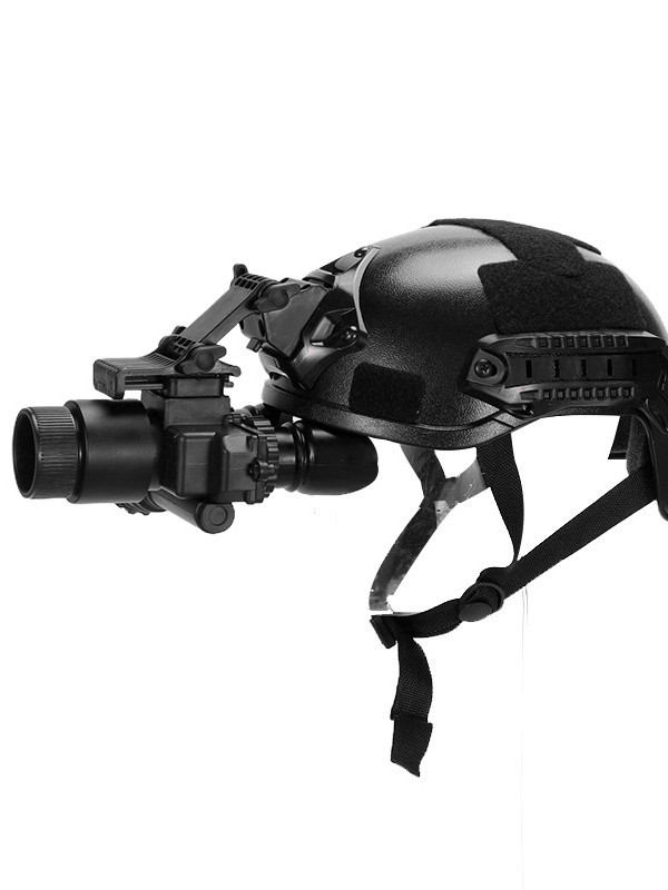 El modelo de imagen térmica T7 se simula con un casco portátil y un dispositivo de visión nocturna se puede ver transparentemente.