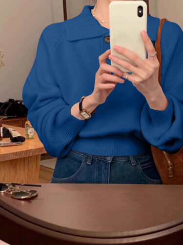 High-end blue lapel long-sleeved knitted base layer shirt for women—autumn and winter, loose-fitting short sweater, perfect as an inner layer for a stylish little top.