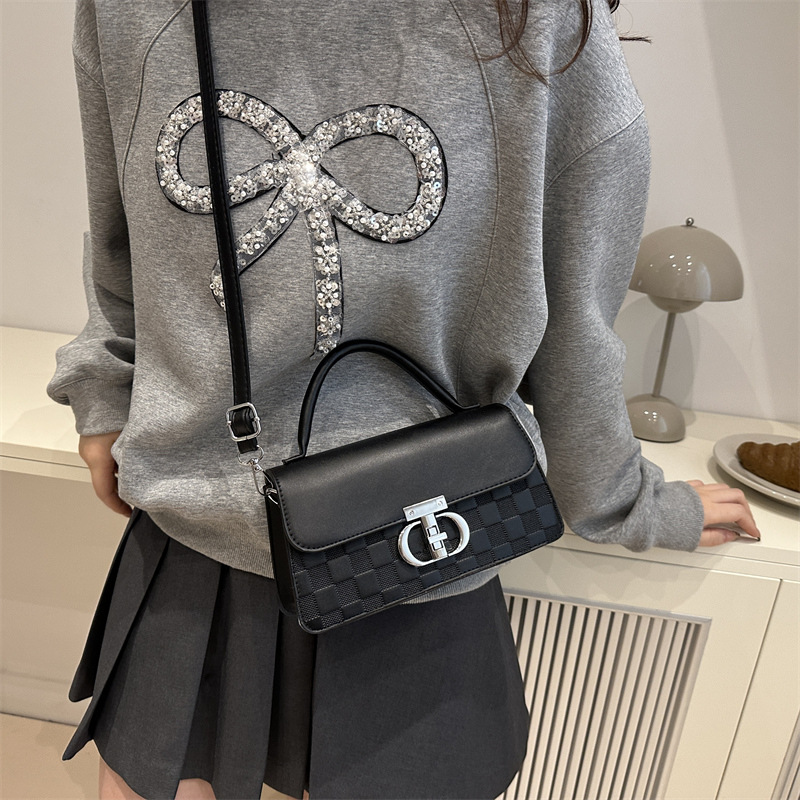 2024 otoño e invierno nuevo diseño de nicho bolso de mensajero de un solo hombro Maillard ambiente estilo todo fósforo pequeño bolso cuadrado para axila