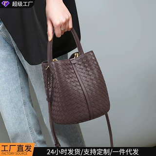 包包女2026新款编织大容量单肩斜挎包时尚百搭手提包通勤气质水桶