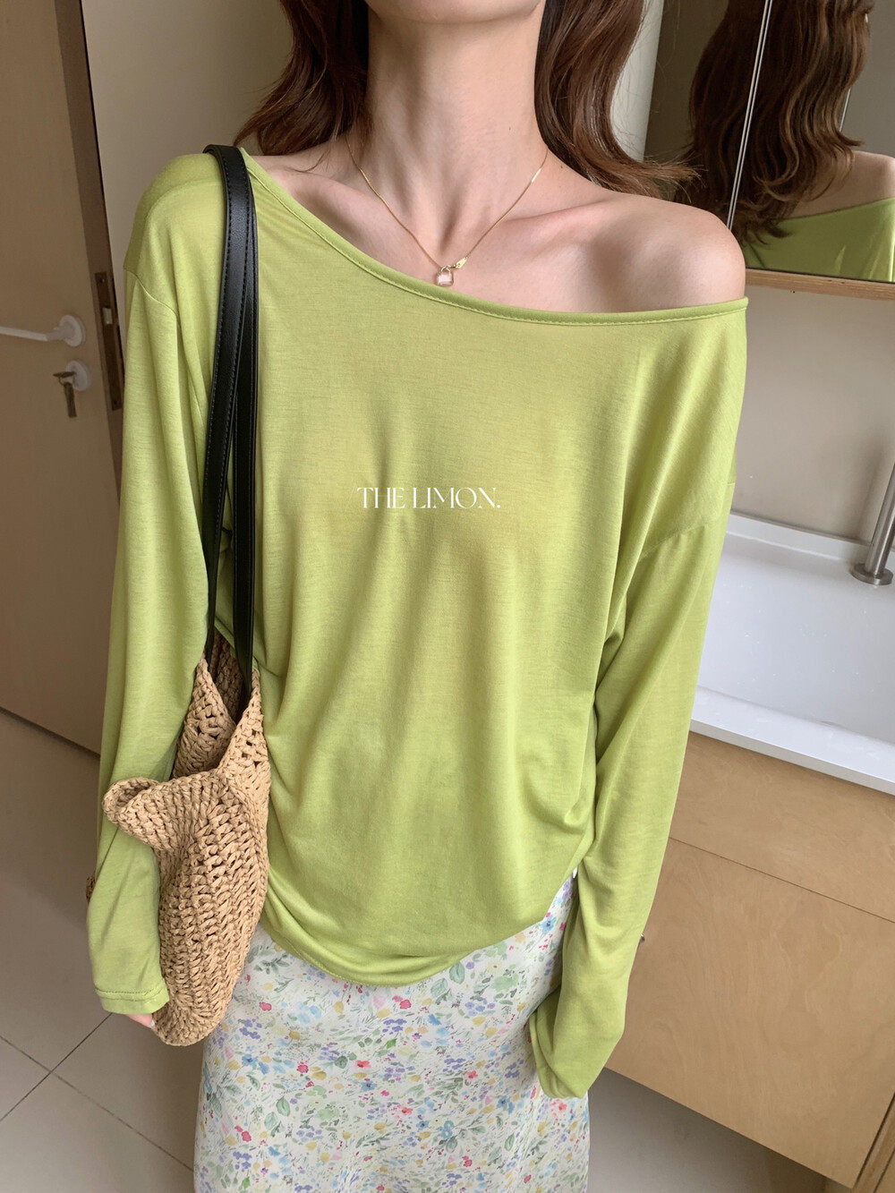 Áo thun nữ tay dài cổ V thiết kế xoắn nút, mặc hai kiểu, chống nắng, form rộng suông — màu hồng, màu cam, màu trắng, xanh lá cây chi tiết 7