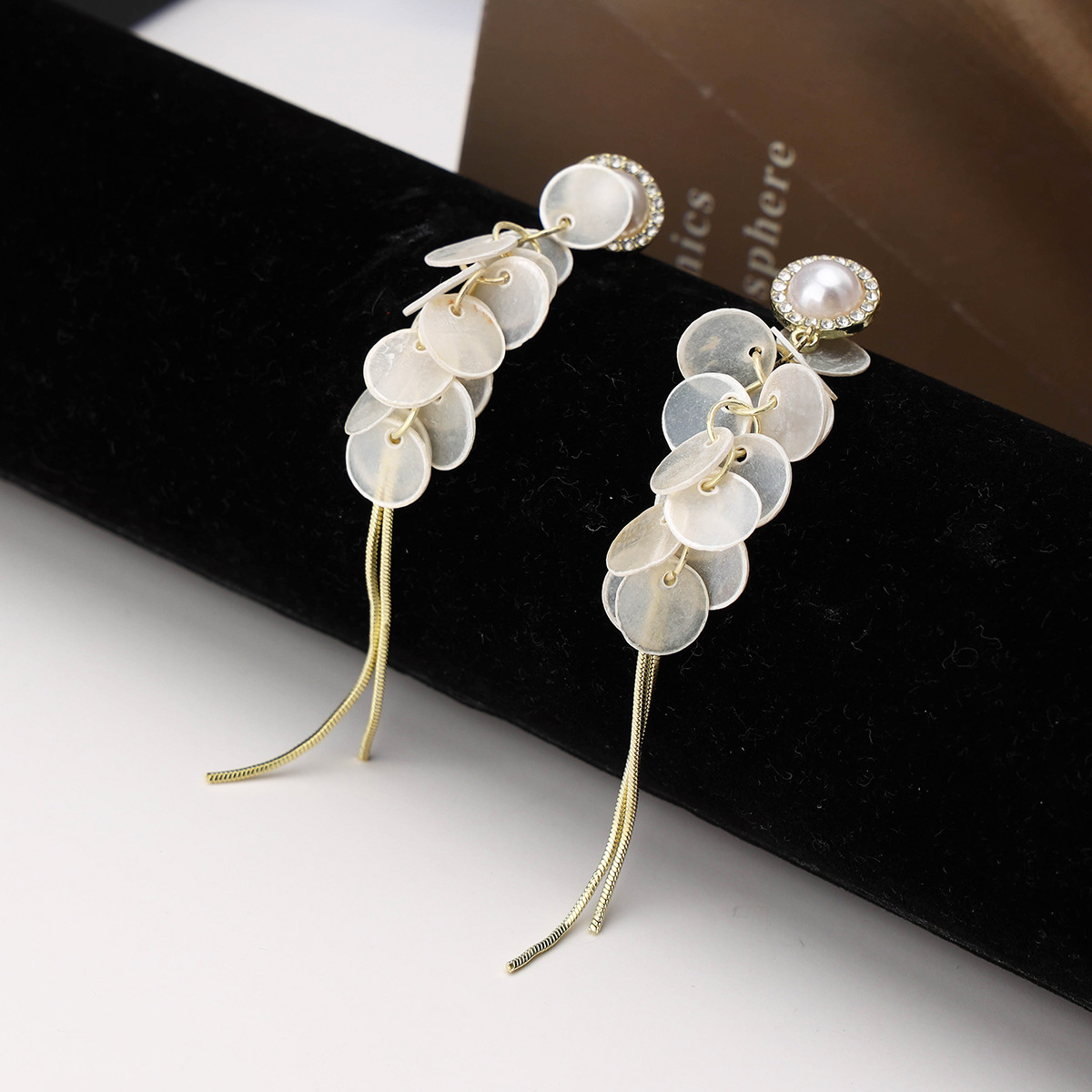 Pendientes de sentido avanzado de temperamento elegante europeo y americano Pendientes de borla geométrica súper inmortal Pendientes largos de todo fósforo de moda mujer