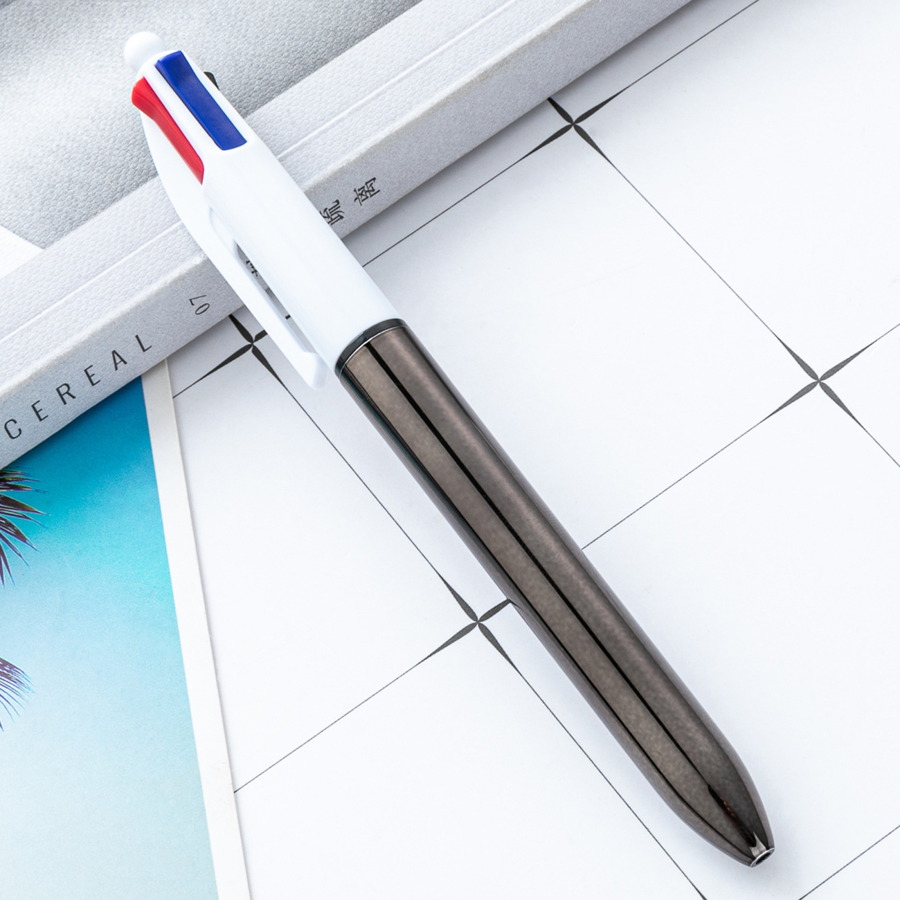 bolígrafo de bolas galvanizado UV creativo cuatro en uno de acuerdo con los pincezos de la cuenta práctica de los estudiantes clave bolígrafo de marca de regalo bolígrafo publicitario